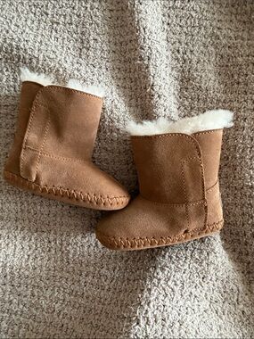 UGG Chestnut Mini Shearling Boots with White Fur Trim size 2/3 (6-12 mos)